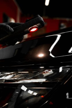 Araba boyası denetimi cilalamadan ya da seramik kaplamadan önce detaylı inceleme ışığı kullanır. Detaylı bir stüdyoda siyah arabadaki boya sorunlarını tespit etmek için girdap bulucu ışık. Araba Boyası Denetimi