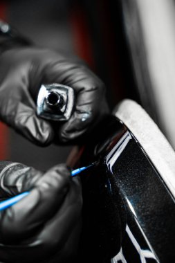 Hedef çizikleri ve kaya parçalarının renkleri birebir eşleşiyor. Arabanın çipine, paslanmayı önlemek için mikro fırça kullanarak rötuş boyası uygulanır ve orijinal görünümünü sağlar.