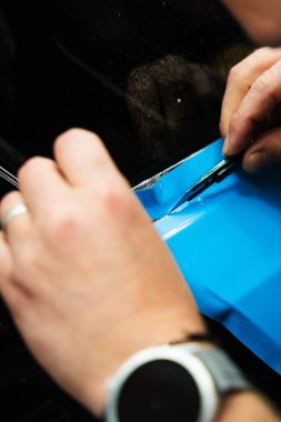 Keskin bıçak detaylandırma sürecini sonuçlandırmak için kullanılır, PPF ambalajını kesin bir hassasiyetle keser. Keskin bıçaklı PPF budama. Vinil ambalaj detaylarında bıçak budamak mükemmellik için çok önemlidir