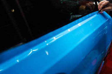 Keskin bıçak detaylandırma sürecini sonuçlandırmak için kullanılır, PPF ambalajını kesin bir hassasiyetle keser. Keskin bıçaklı PPF budama. Vinil ambalaj detaylarında bıçak budamak mükemmellik için çok önemlidir