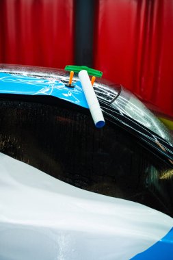 Boya koruma filminin ıslak uygulaması hava kabarcıklarını önler ve mükemmel bir uyum için ayarlamaya izin verir. Detaylandırma Merkezi 'nde Islak PPF Uygulaması