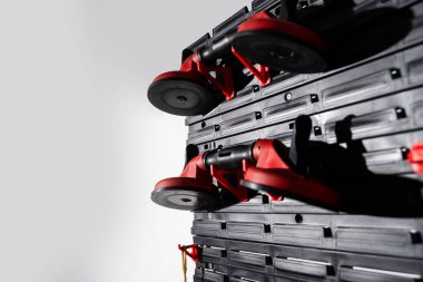 Otomatik cam yenileme için özel olarak tasarlanmış duvar montajlı alet çantası. Araba camı işi için araç duvarı. Ön cam kaldırma ve kurulum işlemleri için araç duvarı kurulumu ideal