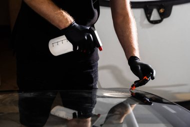 Ön cam Yüzey Temizleme Kurulumdan Önce. Kurulumdan önce ön camı spreyleyip siliyorum. Tüm yağ ve kirleticilerin düzgün bir şekilde uyarılması ve kaldırılması en uygun mühürleme performansını sağlar