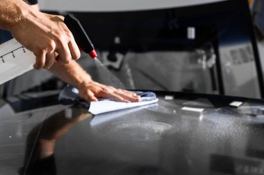 Ön cam Yüzey Temizleme Kurulumdan Önce. Kurulumdan önce ön camı spreyleyip siliyorum. Tüm yağ ve kirleticilerin düzgün bir şekilde uyarılması ve kaldırılması en uygun mühürleme performansını sağlar