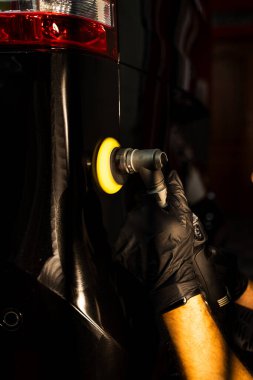 Döner cilalama ve sert köpük pedlerle yapılan agresif boya düzeltmeleri siyah boyada derin girdap ve oksitlenmeyi ortadan kaldırıyor. Detaylayıcı döndürme makinesi ile kesme aşaması cilalama gerçekleştirir