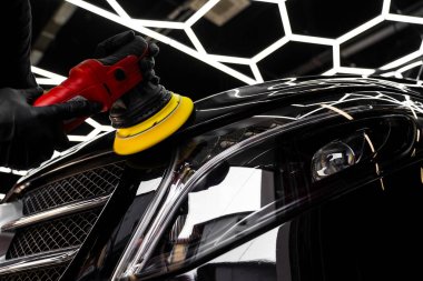 Araba boyama. Araba cilalaması, yüzey berraklığını düzeltir ve parlatıcıyı maksimuma çıkarır. Otomotiv cilası araba yüzey yansımasını geliştirir. Makine cilalama kusurları ortadan kaldırır ve parlaklığı artırır