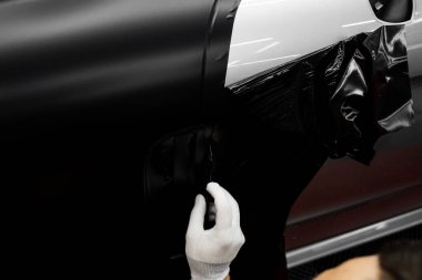 Vinil kenar kesim merkezi. Hassas kesicilerle ambalaj uygulamak vinil şeklini alır. Temiz kesikler estetiği güçlendirir ve soyulmayı engeller. Kenarları budamak temiz bitirmeye yardımcı olur