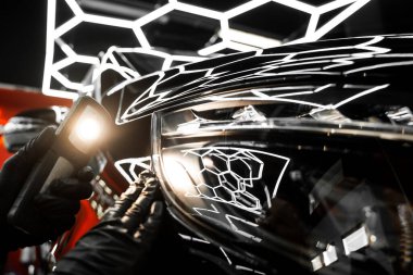 Araba boyası denetimi cilalamadan ya da seramik kaplamadan önce detaylı inceleme ışığı kullanır. Detaylı bir stüdyoda siyah arabadaki boya sorunlarını tespit etmek için girdap bulucu ışık. Araba Boyası Denetimi