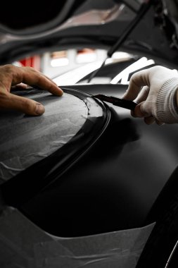 Plakları sarmak için mükemmel gerilim ve kaliteli detaylar için keskin bıçaklar gerekir. Plastik film, kusursuz araç ambalaj sonuçları için dikkatlice uygulanır ve bıçakla budanır.