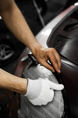 Plakları sarmak için mükemmel gerilim ve kaliteli detaylar için keskin bıçaklar gerekir. Plastik film, kusursuz araç ambalaj sonuçları için dikkatlice uygulanır ve bıçakla budanır.