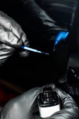 Pası önlemek için mikro fırçayla araba çipine sürülen rötuş boyası arabanın orijinal görünümünü sağlar. Hedef çizikleri ve kaya parçalarının renkleri birebir eşleşiyor.