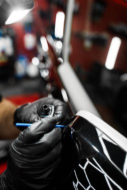 Hedef çizikleri ve kaya parçalarının renkleri birebir eşleşiyor. Arabanın çipine, paslanmayı önlemek için mikro fırça kullanarak rötuş boyası uygulanır ve orijinal görünümünü sağlar.