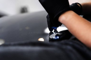 Ön cama bir delik açmak çarpma alanını kusursuz bir onarım için hazırlar. Reçine daha derine akar ve temiz bir sondaj noktasından sonra daha iyi bağlanır. Ön cam çatlağı delme ile onarım