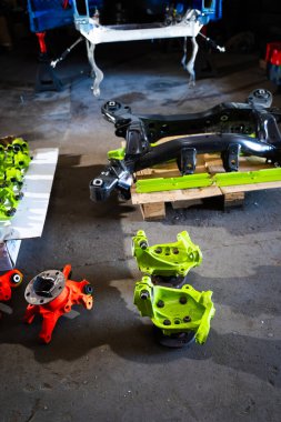 Canlı performans süspansiyon bileşenleri yeni boyanmış kalibreleri, eklemleri ve merkezleri olan sürüklenme bir yapı için düzenlenir. Sürüklenen araba süspansiyon parçaları süspansiyon inşaatı için ayarlandı