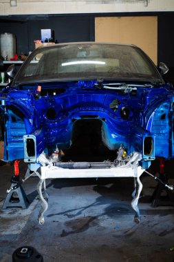 Sürüklenen araba projesi süspansiyon, büyük lastikler ve temiz temizlik çalışmalarından önce ham safhada. Drift Car Chassis Build - Özel Boyalı ve Sürülmüş Sürüklenme Projesi