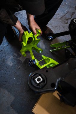 Sürüklenen araba yapımı için ön süspansiyon bileşenleri elle kurulum süreci, bobinler, açı kiti ve kontrol kolları dahil. Sürüklenen Araba Askıya Alma Süreci