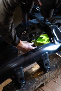 Sürüklenen Araba Askıya Alma Süreci. Sürüklenen araba yapımı için ön süspansiyon bileşenleri elle kurulum süreci, bobinler, açı kiti ve kontrol kolları dahil