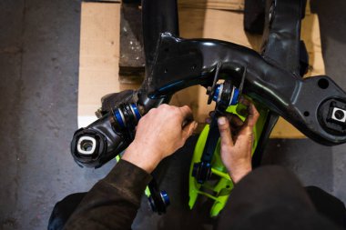 Sürüklenen süspansiyon kollarının kurulması denge ve şasi geribildirimini geliştirir. Sürüklenen araba alt çerçevesine kurulum süreci kuran poliüretan çalılıklara sahip kontrol kolları