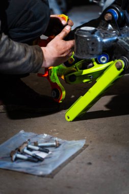 Tam Arka Askıya Alma Süreci. Sürüklenen süspansiyon güçlendirilmiş kontrol kolları ve hassas eklemleri içeriyor. Sürüklenme süspansiyonu güçlendirilmiş kontrol kolları ve hassas eklemleri içerir