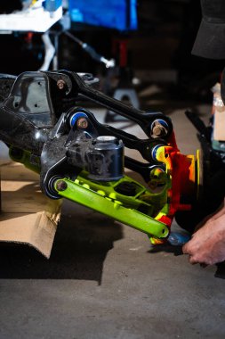 Tam Arka Askıya Alma Süreci. Sürüklenen süspansiyon güçlendirilmiş kontrol kolları ve hassas eklemleri içeriyor. Sürüklenme süspansiyonu güçlendirilmiş kontrol kolları ve hassas eklemleri içerir