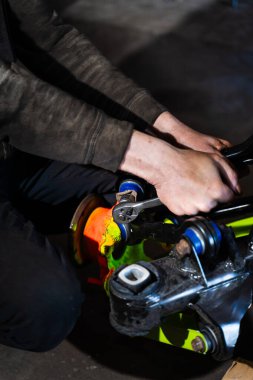 Sürüklenen süspansiyon güçlendirilmiş kontrol kolları ve hassas eklemleri içeriyor. Tam Arka Askıya Alma Süreci. Sürüklenme süspansiyonu güçlendirilmiş kontrol kolları ve hassas eklemleri içerir