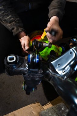 Sürüklenen süspansiyon güçlendirilmiş kontrol kolları ve hassas eklemleri içeriyor. Tam Arka Askıya Alma Süreci. Sürüklenme süspansiyonu güçlendirilmiş kontrol kolları ve hassas eklemleri içerir