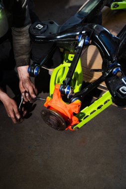 Arka Süspansiyon ve İnbot Kurulumu. Sürüklenen araba arka süspansiyonu, taze çalılar, canlı kollar ve yenilenmiş merkez. Sürüklenen araba projesi için özel arka süspansiyon kurulumu