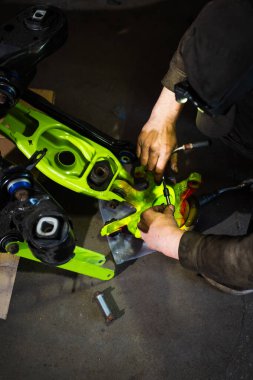 Arka Süspansiyon ve İnbot Kurulumu. Sürüklenen araba arka süspansiyonu, taze çalılar, canlı kollar ve yenilenmiş merkez..