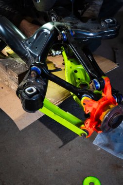 Arka Süspansiyon ve İnbot Kurulumu. Sürüklenen araba arka süspansiyonu, taze çalılar, canlı kollar ve yenilenmiş merkez..