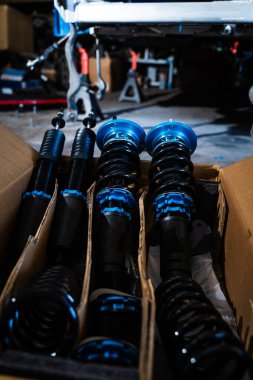 Şasi kurulmadan önce yeni sürüklenme süspansiyon kiti kutuda. Draft Coilover süspansiyon seti kutuda. Sürüklenme oluşturma için yüksek performanslı bobinler kuruluma hazır