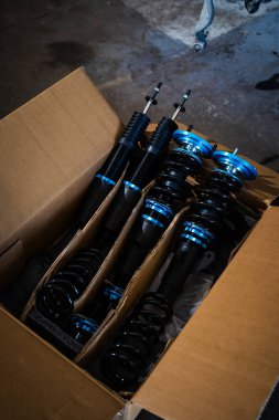 Draft Coilover süspansiyon seti kutuda. Serseri inşaatı için yüksek performanslı bobinler kuruluma hazır. Şasi kurulmadan önce yeni sürüklenme süspansiyon kiti kutuda