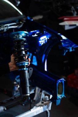 Kaplama, son süspansiyon ayarlamaları için yanlama şasesine yerleştiriliyor. Drift Build Mock-up için Coilover bekletiliyor. Süspansiyon kurulumu ve geometri hizalaması için sürüklenme şasisi için test sığdırma bobini