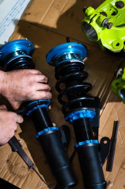 Sürüklenen araba projesine başlamadan önce Coilover 'ı ölçüyorum. Sarmal yüksekliğinin ayarlanması ve mikrometre hassasiyetle ön yükleme maksatlı sürüş aracında optimal denge ve ağırlık dağılımını sağlar