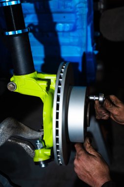 Ön süspansiyon ve fren diski kurulumu. Sürüklenme durdurma gücü için performans fren diski ve payanda montajı yüklendi. Disk freni ve sarmal destek ayarları drift yarışı için ince ayarlı