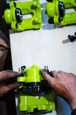 Fren Çapulcuları Derneği. Durdurma gücü ve güvenilirliğini arttırmak için ağır yük frenleme kalibreleri yerleştiriliyor. Parlak performans fren ayarları drift-hazır durdurma hassasiyeti için monte ediliyor