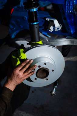 Drift Build için fren sistemi ve süspansiyon ayarları. Özel süspansiyonda yeni fren pervanesi ve kalibre kurulumu. Sürüklenme oluşturma için yüksek performanslı fren ve sarmal kurulumu