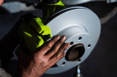 Özel süspansiyonda yeni fren pervanesi ve kalibre kurulumu. Sürüklenme için yüksek performanslı fren ve sarmal kurulumu. Sürüklenme İnşa İçin Fren Sistemi ve Askıya Alma Ayarları