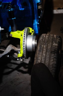 Özel süspansiyonda yeni fren pervanesi ve kalibre kurulumu. Sürüklenme için yüksek performanslı fren ve sarmal kurulumu. Sürüklenme İnşa İçin Fren Sistemi ve Askıya Alma Ayarları