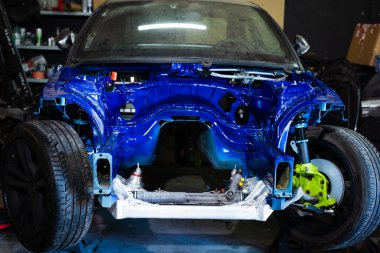 Drift Car Chassis Build - Özel Boyalı ve Sürüklenmiş Sürüklenme Projesi. Ham evrede sürüklenen araba geliştirilmiş süspansiyon, büyük lastikler ve temiz temizlik çalışmaları gösteriyor.