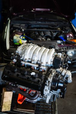 Motor değişimi, giriş ve iletim özellikleri içeriyor. Motor Takası devam ediyor. Sürüklenen arabada kurulum için özel V8 motoru hazır. Başlıkları, girişi ve makara sistemini vurgula