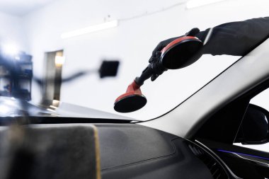 Ön cam teknisyenleri cam çıkarmada elektrikli süpürgeye güvenirler. Aspiratör kullanarak ön cam kaldırma ve yerleştirme. Camı sıkıca tutan kaldırma araçlarını kullanarak ön cam değiştirme