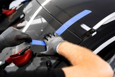 Aspiratör kullanarak ön cam kaldırma ve yerleştirme. Camı sıkıca tutan kaldırma aletlerini kullanarak ön cam değiştirme. Ön cam teknisyenleri cam çıkarmada elektrikli süpürgeye güvenirler.