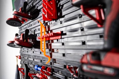 Araba camı işi için araç duvarı. Ön cam sökme ve kurulum işlemleri için uygun bir araç duvarı kurulumu. Otomatik cam değiştirme için özelleştirilmiş duvar montajlı araç takımı