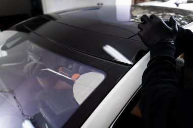 Ön cam kaldırma işlemi özel kesme kablosu ve kazıma aracı kullanılarak yapılıyor. Otomobil teknisyeni ön camı ince tel ve kazıma bıçağı kullanarak ayırıyor. Arabanın ön camını değiştirme işlemi