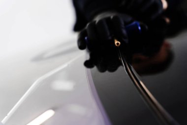 Arabanın ön camını değiştirme işlemi. Ön cam kaldırma işlemi özel kesme kablosu ve kazıma aracı kullanılarak yapılıyor. Otomobil teknisyeni ön camı ince tel ve kazıma bıçağı kullanarak ayırıyor.