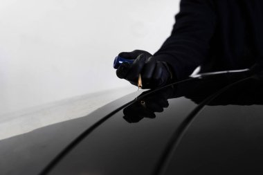 Ön cam kaldırma işlemi özel kesme kablosu ve kazıma aracı kullanılarak yapılıyor. Otomobil teknisyeni ön camı ince tel ve kazıma bıçağı kullanarak ayırıyor. Arabanın ön camını değiştirme işlemi