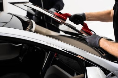 Aspirasyon asansörlerini kullanarak ön cam kurulumu. İki teknisyen vantilatör kullanarak ön cam kuruyor. Ön cam yerleştirilmesi, güvenlik ve bütünlük sağlar. Yeni Ön Kalkan kurulum süreci