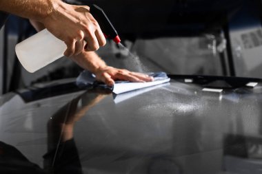 Kurulumdan önce ön camı spreyleyip siliyorum. Tüm yağ ve kirleticilerin düzgün bir şekilde uyarılması ve kaldırılması en uygun mühürleme performansını sağlar. Ön cam Yüzey Temizleme Kurulumdan Önce