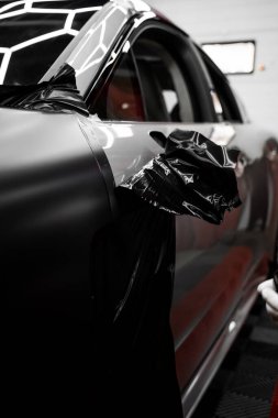 Vinil kenar kesim merkezi. Hassas kesicilerle ambalaj uygulamak vinil şeklini alır. Temiz kesikler estetiği güçlendirir ve soyulmayı engeller. Kenarları budamak temiz bitirmeye yardımcı olur