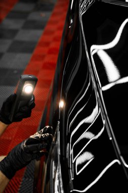 Araba boyası denetimi cilalamadan ya da seramik kaplamadan önce detaylı inceleme ışığı kullanır. Detaylı bir stüdyoda siyah arabadaki boya sorunlarını tespit etmek için girdap bulucu ışık. Araba Boyası Denetimi